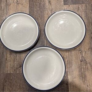 Tom’s Diner by Oneida White Dinner Plates with Navy Rim